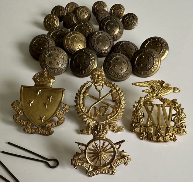 Vintage NZ military badges & brass buttons Carousel 1