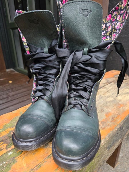 Folding Dr Martens Carousel 1