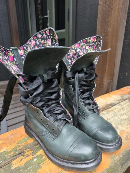Folding Dr Martens Carousel 8