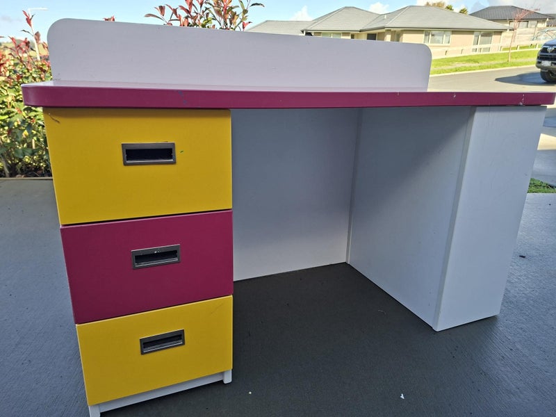 Kids Desk62863870313346114