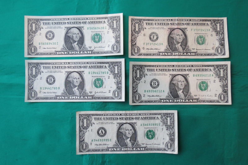 FIVE nice USA Washington - one dollar notes. Carousel 1