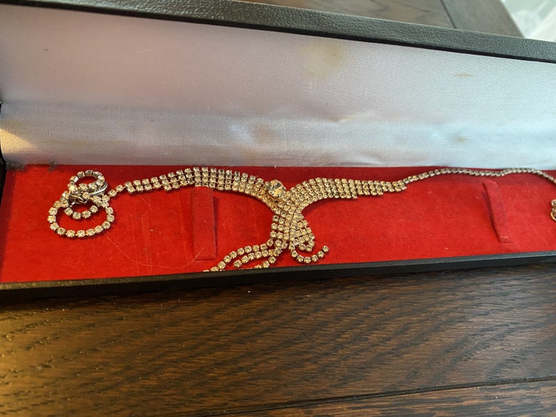 Vintage Necklace Carousel 1