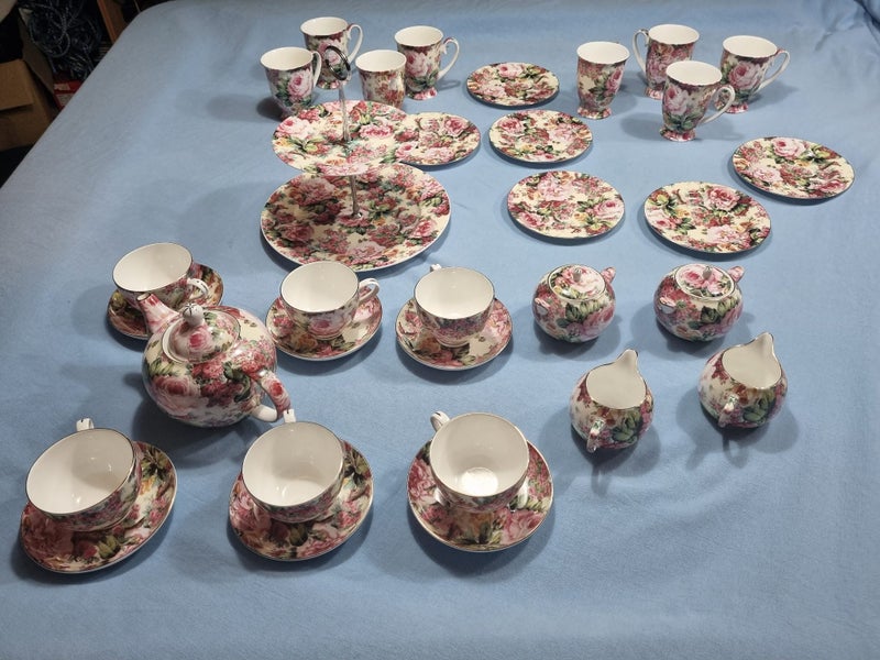 Maxwell and Williams Rambling Rose Tea Set (32 Pieces)62984191969283111