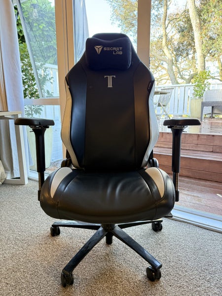 Secret Lab - Titan Gaming Chair Carousel 1