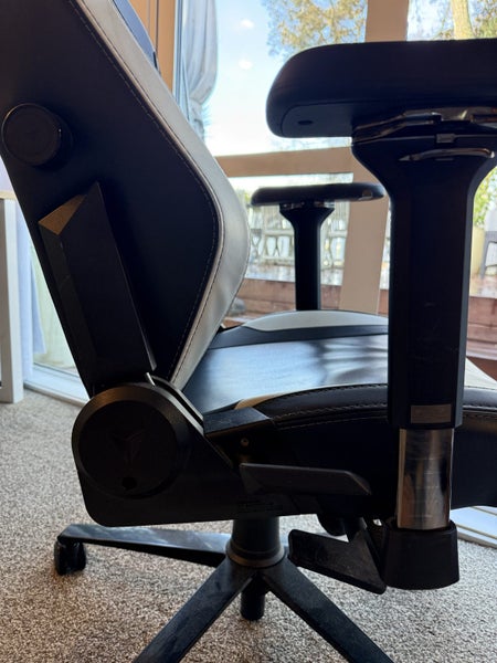 Secret Lab - Titan Gaming Chair62935697810561112