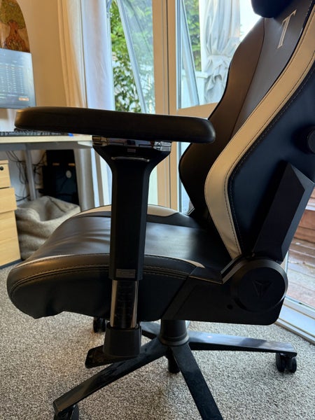Secret Lab - Titan Gaming Chair62935697810561114