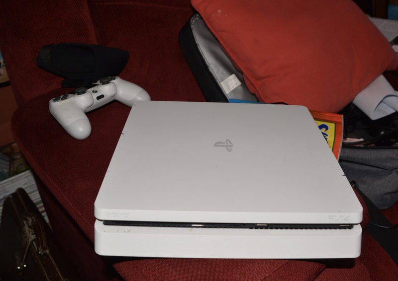 Sony playstation PS4 / 5yrs old NEVER BEEN USED Carousel 7