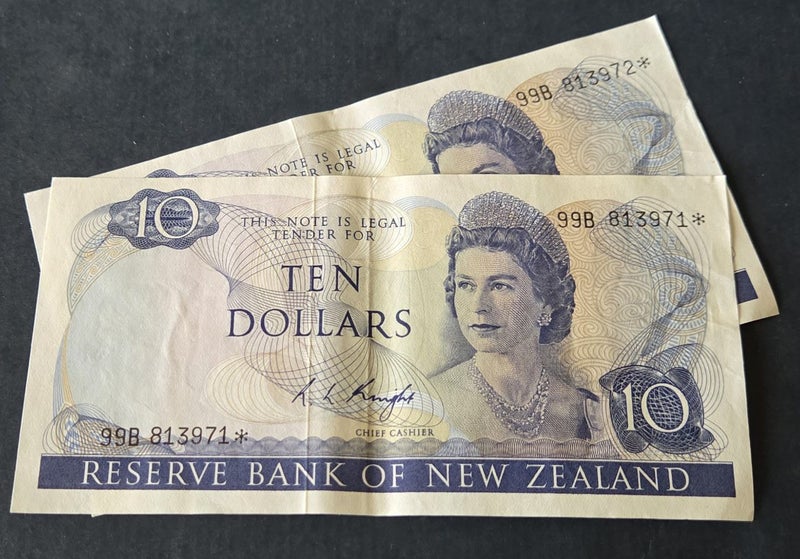 NEW ZEALAND REPLACEMENT BANKNOTES KNIGHT 99B STAR CONSECUTIVE PAIR, VF!, $1 RES! Carousel 1