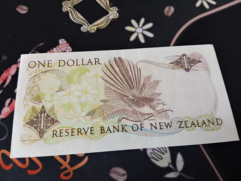 $1 Reserve!! Nice $1 UNC Star Hardie Banknote Carousel 2
