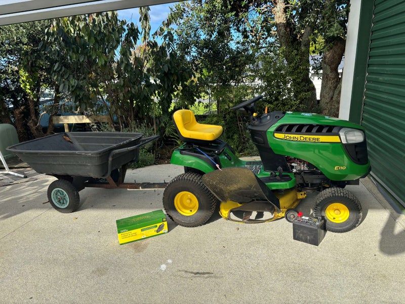 John Deere E110 Ride on mower62935701748355118