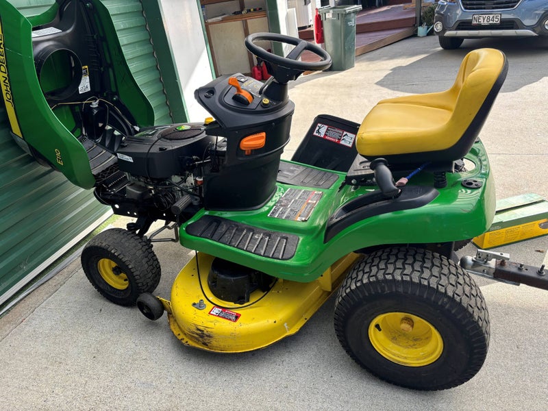 John Deere E110 Ride on mower62935701748355112