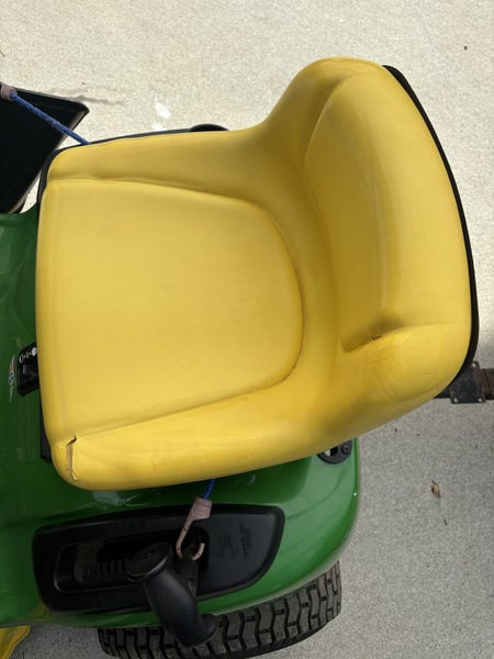 John Deere E110 Ride on mower62935701748355114