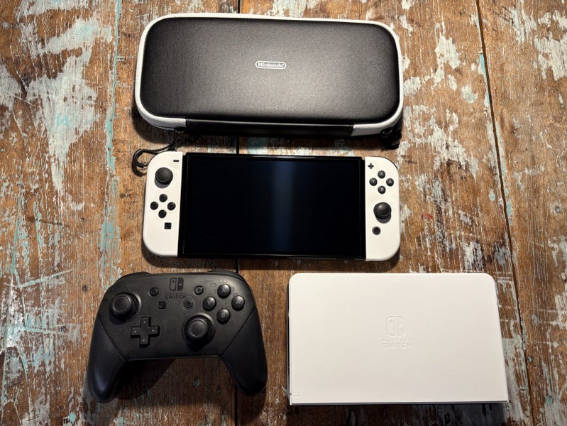 Nintendo Switch OLED + Pro Controller + Case *MINT* Carousel 1