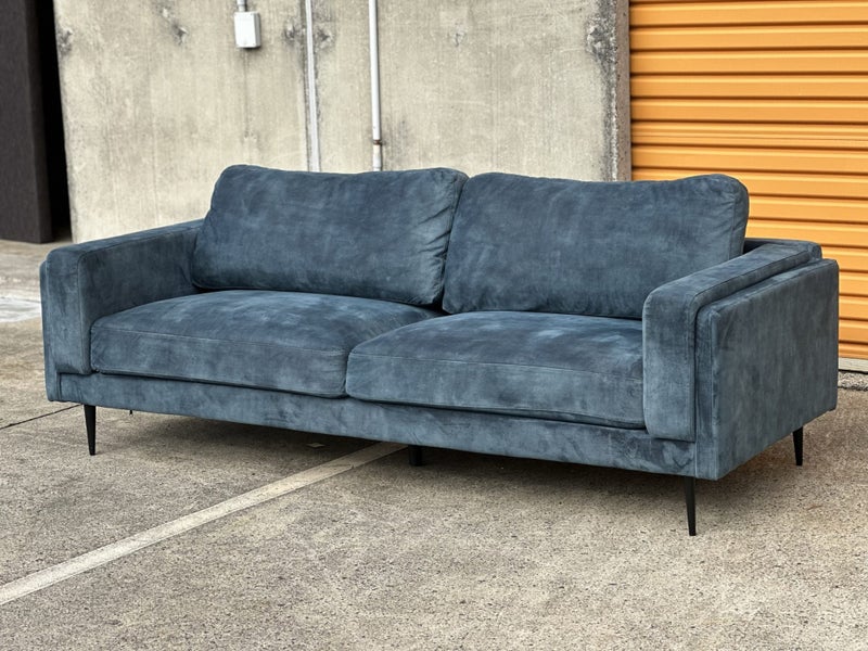 PHENOMENAL EARLY SETTLER FINCH VELVET 3S SOFA Carousel 1