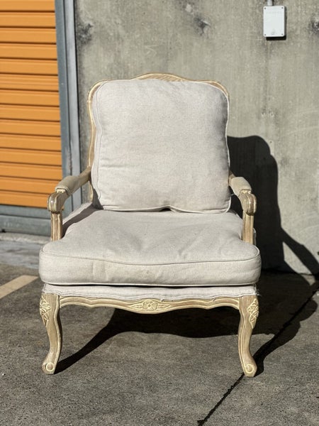 PHENOMENAL REGAL INSPIRED STATEMENT ARMCHAIR Carousel 2