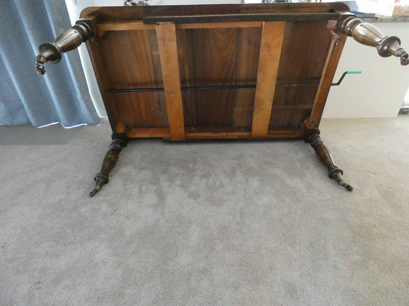 Mahogany dining table62984192083459112