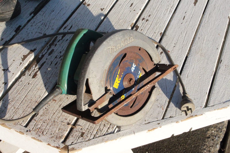 9 1/4 MAKITA ELECTRIC SKILL SAW IN GOOD WORKING CONDITION Carousel 1