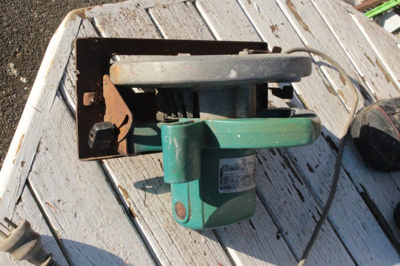 9 1/4 MAKITA ELECTRIC SKILL SAW IN GOOD WORKING CONDITION Carousel 2