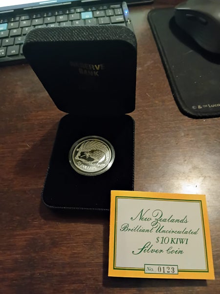 $1 Reserve!! Pure Silver $10 1998 Kiwi Coin in case Carousel 1