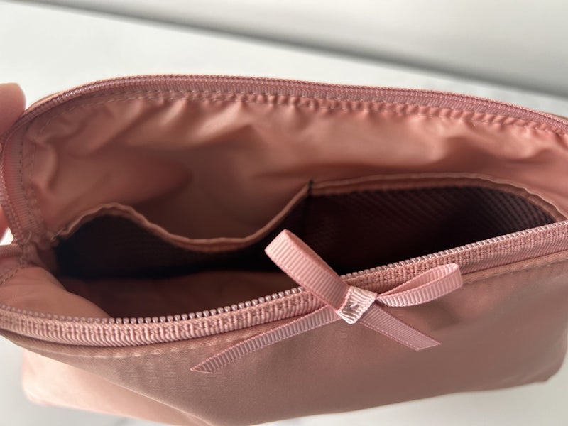 Brand new MAC dusty pink makeup bag Carousel 4