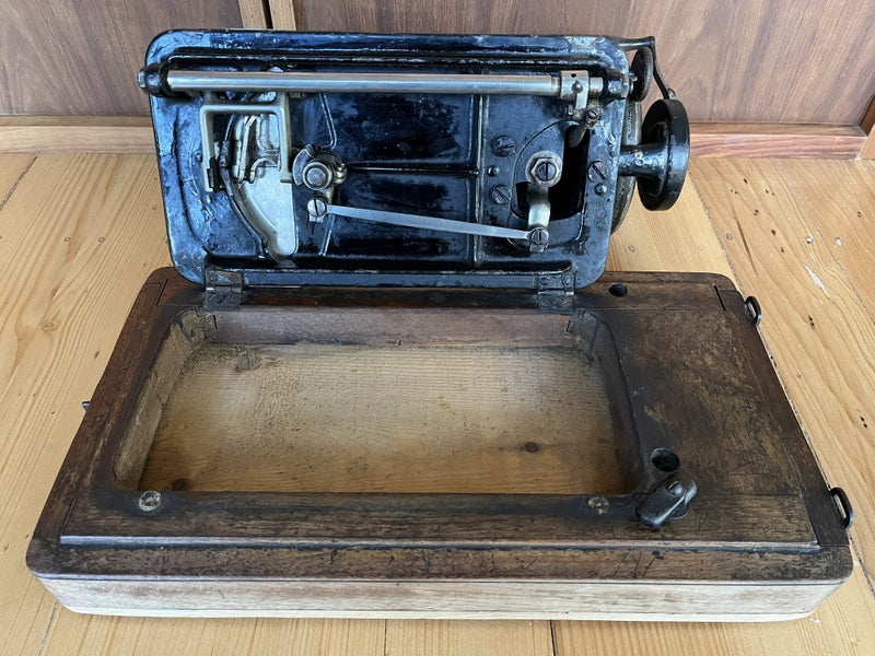1890s hand-cranked Singer sewing machine62932731840001112