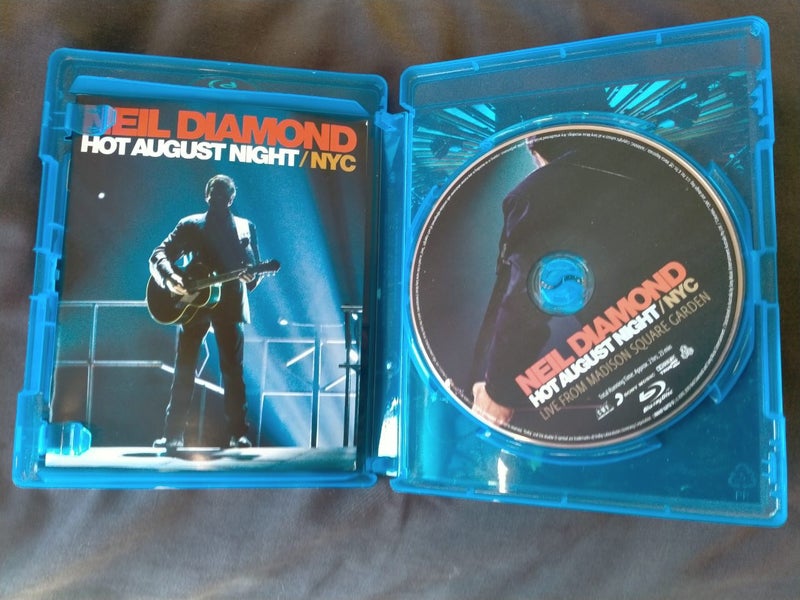 Neil Diamond Hot August night Live from Madison square garden Blu-ray Carousel 2