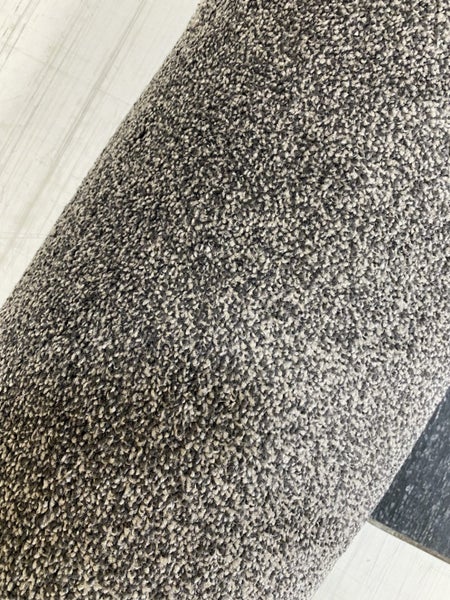Auction 502 , 4.10 x 3.65 metres polyester cut pile carpet. Carousel 2