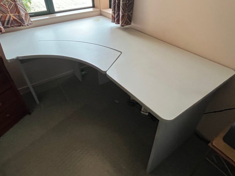 Corner "L" shape Office Desk with Keyboard shelf. Carousel 2