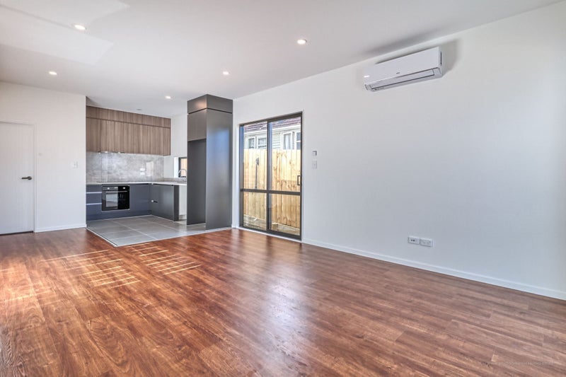 8mm Laminate flooring $16.95/m2 incl gst - Burma Oak Carousel 1
