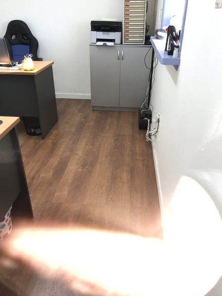 8mm Laminate flooring $16.95/m2 incl gst - Burma Oak Carousel 2