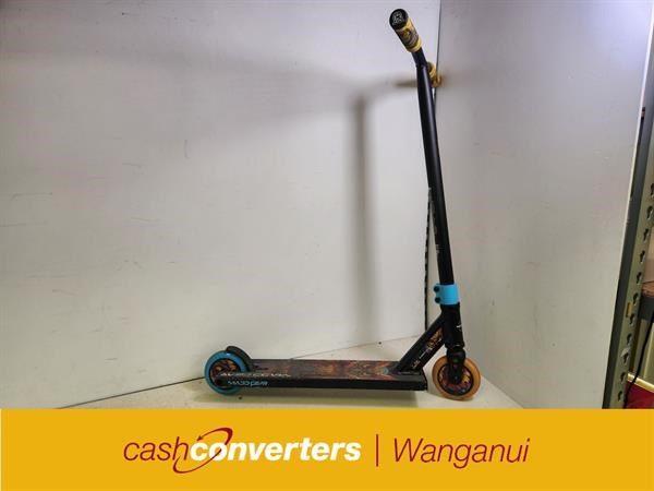Madd Gear Scooter B1773369-1 Carousel 1