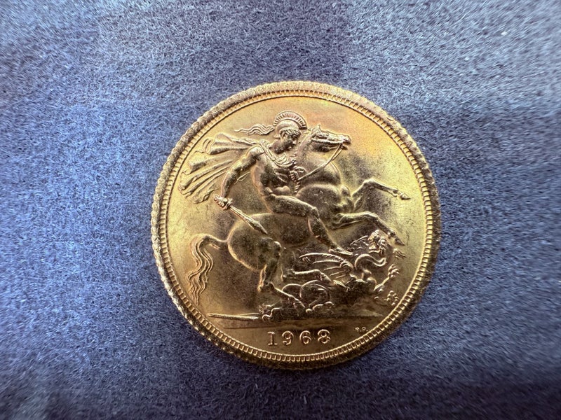 1968 Queen Elizabeth II Gold Full Sovereign Coin Carousel 1