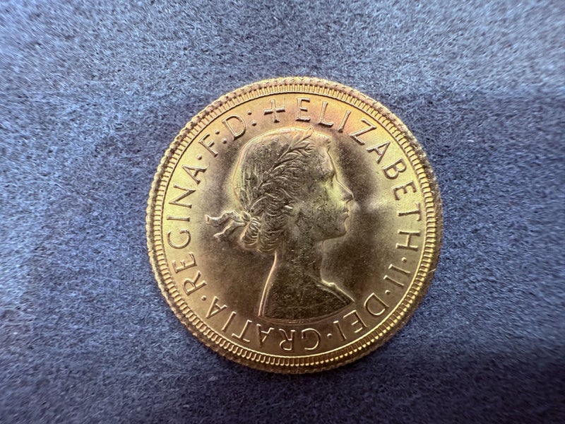 1968 Queen Elizabeth II Gold Full Sovereign Coin Carousel 2