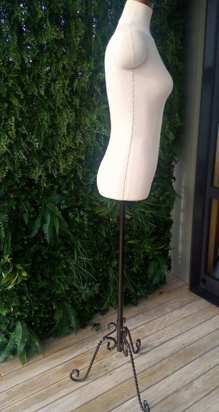 Female mannequin on metal stand62933736362241112