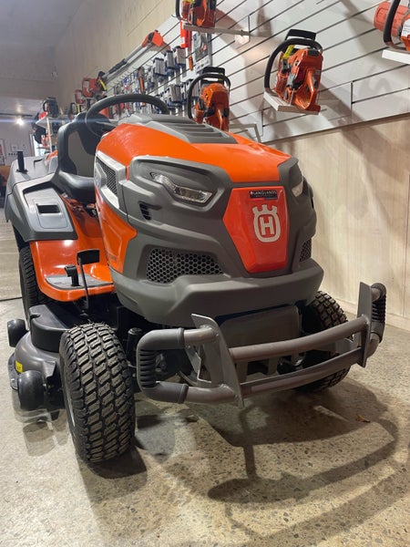 Husqvarna ride on catch/mulch mower almost new!62936674564867112