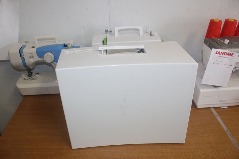 BERNINA ACTIVA 130 SEWING MACHINE Carousel 3