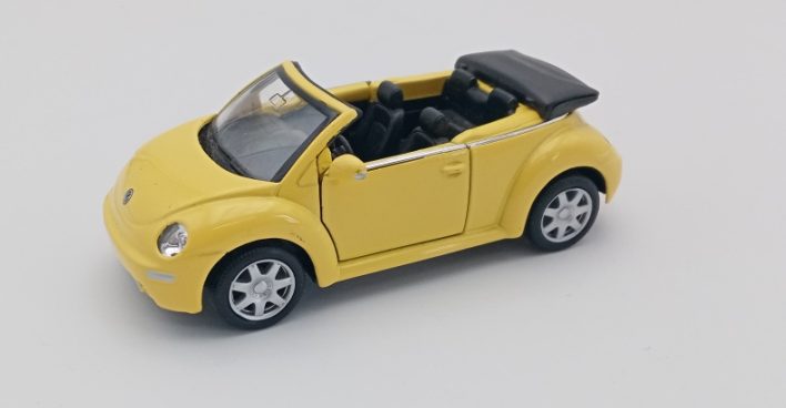 Welly 1/18 Volkswagen VW New Beetle Convertible Yellow **NEW IN BOX** Carousel 1