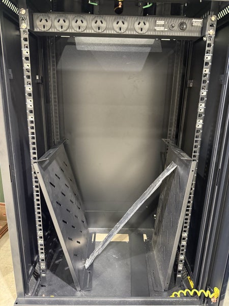 Dynamix Network cabinet Carousel 4