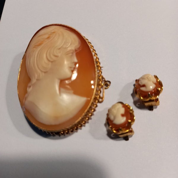 Cameo brooch and earrings Carousel 1
