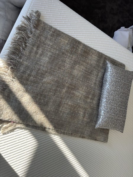 blanket and pillow set Carousel 1