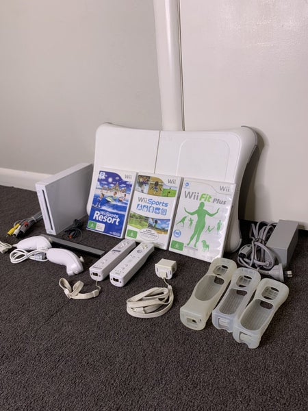 Nintendo Wii Bundle - Great Overall Condition! - Games + Extras Included!!629500053382431116