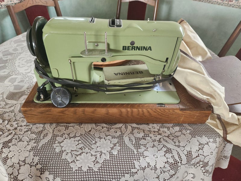 Vintage Sewing Machine62950955402371111