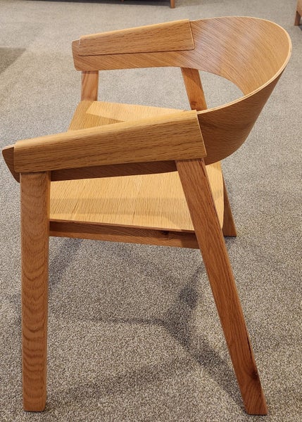 A beautifully crafted Dining table and chairs62956659562753113