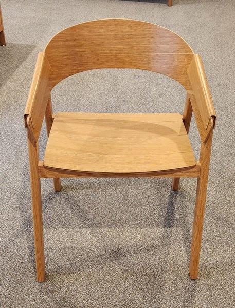 A beautifully crafted Dining table and chairs62956659562753114