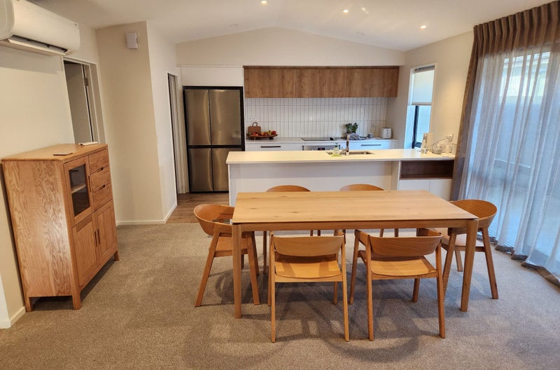 A beautifully crafted Dining table and chairs62956659562753112