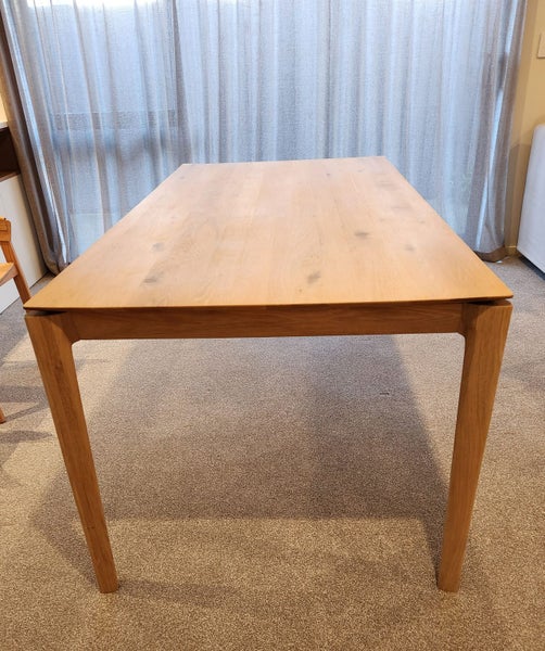 A beautifully crafted Dining table and chairs62956659562753111