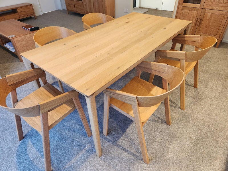 A beautifully crafted Dining table and chairs629566595627531120