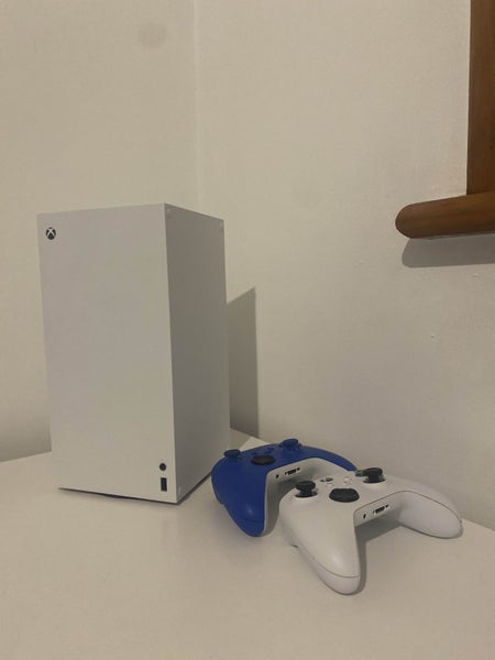 used xbox series x digital (with two controllers)62960724145282113