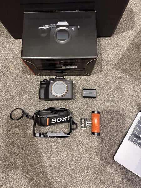 Sony A7IV w/ Smallrig cage & handle63003959703682111