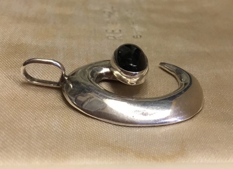 VINTAGE Sterling Silver & Onyx Pendant Carousel 2